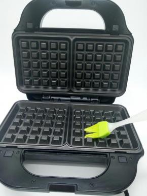 华夫饼机提前预热2分钟，打开盖子，上下烤盘分别刷上下油，我用的是玉米油，菜籽油味道重，不建议用