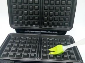 华夫饼机提前预热2分钟，打开盖子，上下烤盘分别刷上下油，我用的是玉米油，菜籽油味道重，不建议用