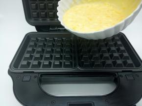 将面糊快速地倒入烤盘