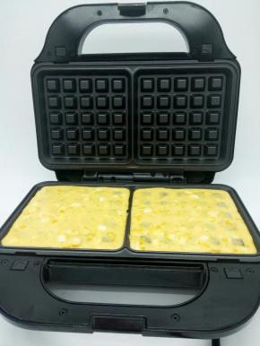 要分布均匀，成品才更加好看，盖上盖子烤2分钟