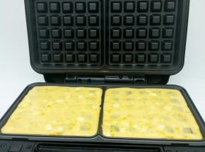 要分布均匀，成品才更加好看，盖上盖子烤2分钟