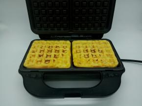 又香又软的松饼就做好了，有玉米的甜香味，还有牛奶的奶香味，把儿子馋的不行