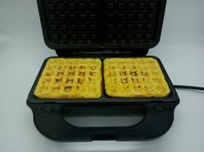 又香又软的松饼就做好了，有玉米的甜香味，还有牛奶的奶香味，把儿子馋的不行