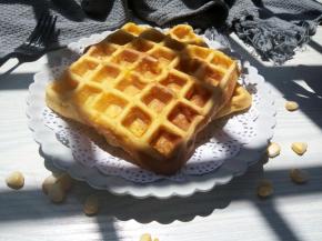 这个蔬菜松饼的量我刚好做了两个，需要做做一点的，在这基础原材料上翻倍就可以，蔬菜可以换成自己喜欢吃的，家里没有松饼粉就换成低筋面粉，不能用高筋面粉，高筋面粉适合做面包，吐司之类的，低筋面粉做出来口感软软的。