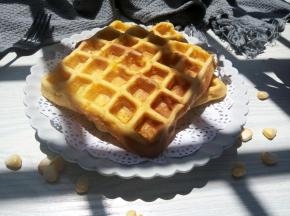 这个蔬菜松饼的量我刚好做了两个，需要做做一点的，在这基础原材料上翻倍就可以，蔬菜可以换成自己喜欢吃的，家里没有松饼粉就换成低筋面粉，不能用高筋面粉，高筋面粉适合做面包，吐司之类的，低筋面粉做出来口感软软的。