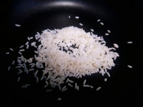 糯米在热锅干炒一会，炒干就可以了