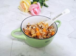 把胡萝卜香菇碎肉末糯米搅拌在一起