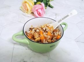 把胡萝卜香菇碎肉末糯米搅拌在一起