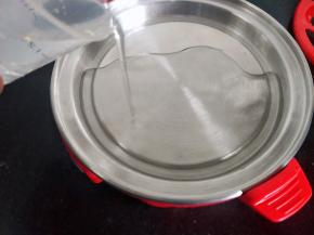 蒸蛋器放入适量的水