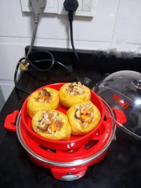 把拌好的馅塞进去豆腐泡