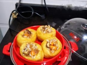 把拌好的馅塞进去豆腐泡