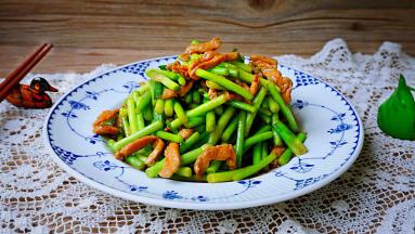 一道爽口入味的肉丝炒蒜苔就做好了