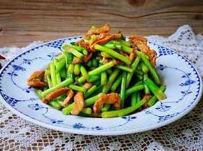 一道爽口入味的肉丝炒蒜苔就做好了