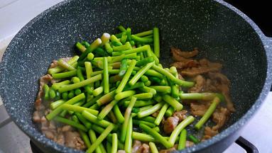 加入蒜苔翻炒均匀