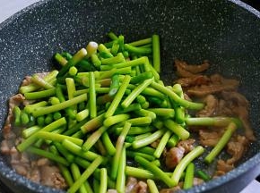加入蒜苔翻炒均匀