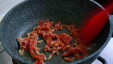 油热，肉丝入锅，中小火滑炒至变色