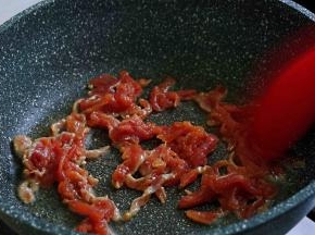 油热，肉丝入锅，中小火滑炒至变色