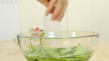 荷兰豆加水浸泡，加入少许的盐，能减少农药等化学物质的残留。