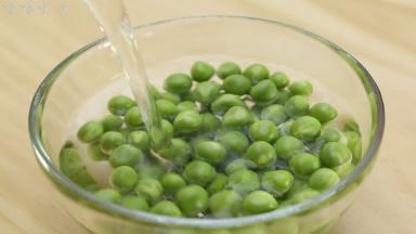 豌豆清洗干净。