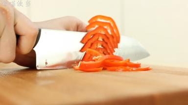 红椒去掉籽，洗干净够切成丝备用。