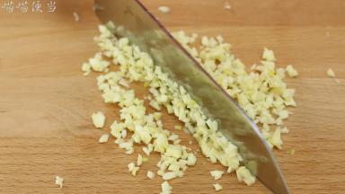 大蒜去除蒜衣，切成蒜末。