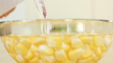 玉米加水清洗干净。