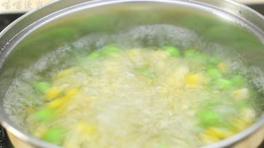 玉米豌豆放入开水中煮熟即可，水中别忘了加点盐，可以保持豌豆的颜色不变。