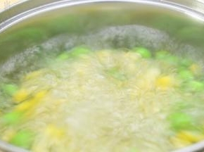 玉米豌豆放入开水中煮熟即可，水中别忘了加点盐，可以保持豌豆的颜色不变。
