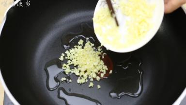 炒锅中加入适量的油，油热后加入蒜末，小火炒。