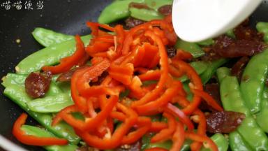 加入红椒丝。