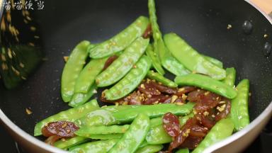 然后加入荷兰豆，大火翻炒2分钟。