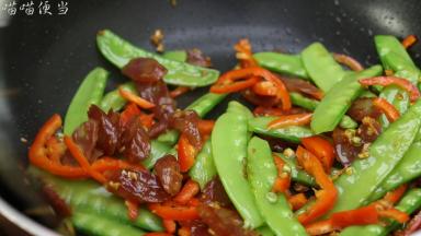 大火继续炒一分钟。