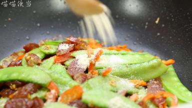 加入适量的鸡粉调味，翻炒均匀后即可起锅食用。