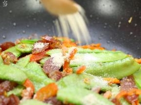 加入适量的鸡粉调味，翻炒均匀后即可起锅食用。