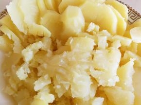 土豆蒸熟压碎