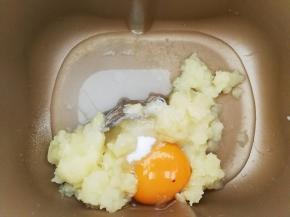面包桶里放清水，一个鸡蛋，土豆泥和白糖