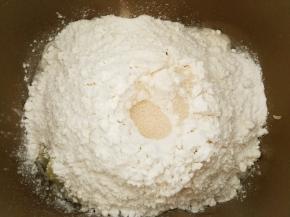倒入面粉，上面挖一个洞，放进酵母