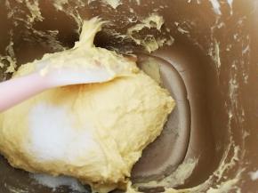 面包机开启和面功能二十分钟后，加入油和盐，继续开启面包机和面功能三十分钟左右（我的液体含量比配方大）