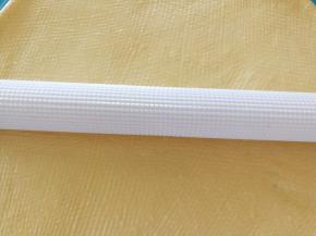 用擀面杖进行排气后滚圆，保鲜膜盖起来醒发十分钟