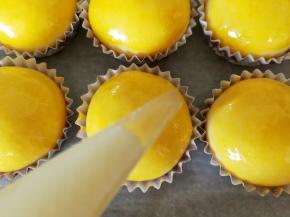 沙拉酱放进裱花袋里面，下面剪一个小小的洞