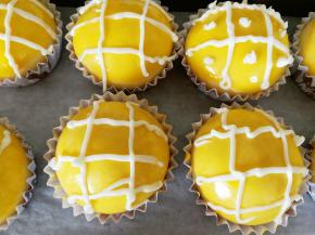 把沙拉酱挤在面包上