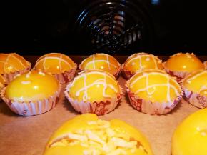 放进预热好的烤箱里面，中下层，175度上下火二十分钟左右