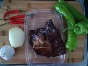 所有的食材准备好。猪耳是卤熟的。