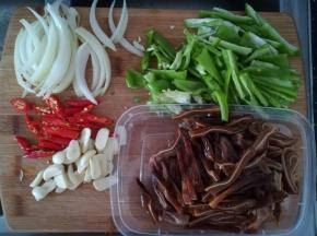 洋葱，猪耳，螺丝椒切丝。小米辣切斜段。大蒜切片。
