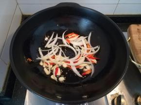 加入洋葱丝一起翻炒。