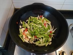 加入辣椒丝翻炒均匀