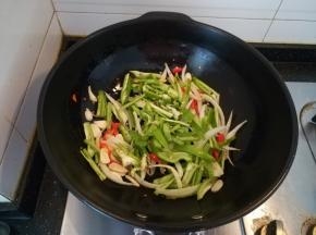 加入辣椒丝翻炒均匀