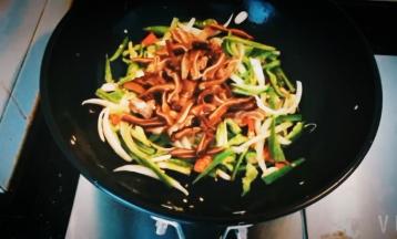 最后加入猪耳翻炒。加入食盐调味。即可