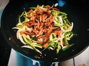 最后加入猪耳翻炒。加入食盐调味。即可