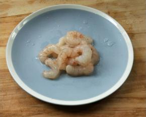 虾仁挑去虾线。
